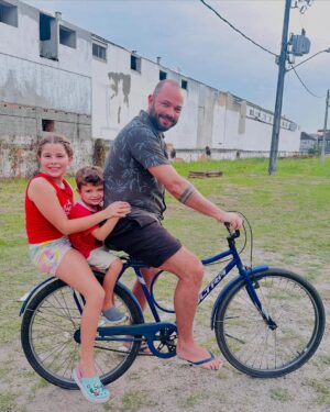 Debby Lagranha Instagram - Na Sexta-feira Santa, lembramos do amor que se entrega e do sacrifício que transforma.
Que esse dia sagrado inspire paz, reflexão, união e amor ao próximo.
… com a comidinha da mamãe e minha base perto de mim, não tinha como o dia não ser tão especial! ❤️✨