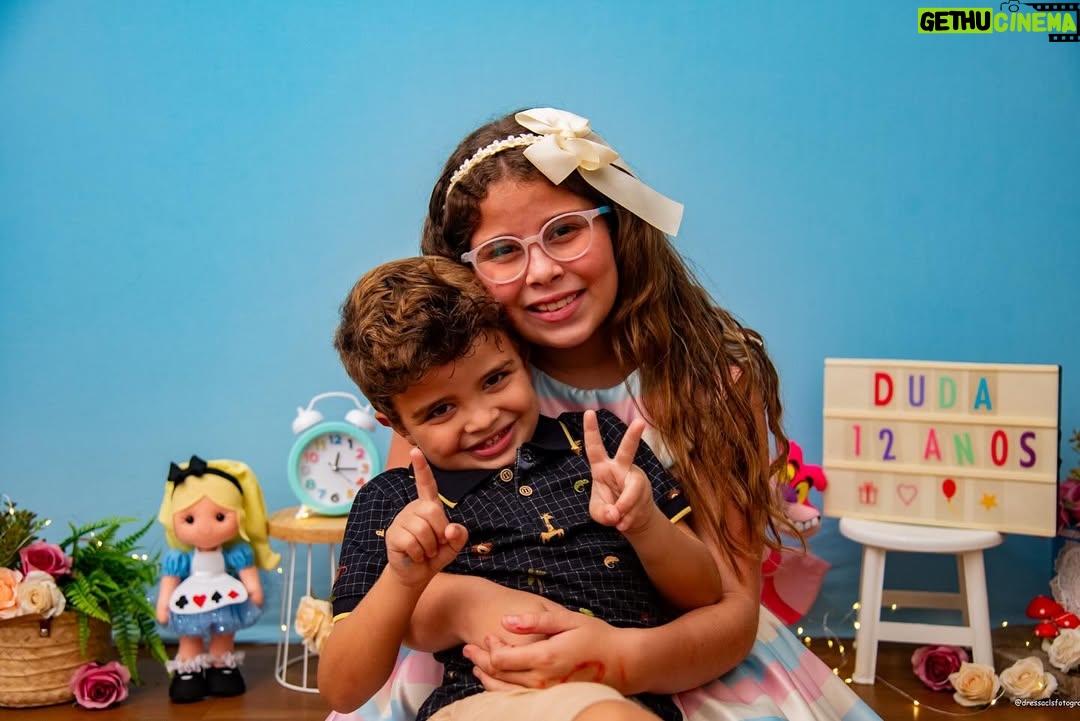 Debby Lagranha - 2.8K Likes - Eu disse que até o final do dia ia escrever seu textão, então se prepara pra ler D. Maria Eduarda… quer dizer, “Duda” OU “Maria”. 

É assim que ela gosta de ser chamada. 
Desde muito pequena sempre foi decidida e de personalidade forte. 
Sempre soube o queria, e o que não queria também! 

Muito antes dela nascer, eu já sonhava com elazinha…. e ela era exatamente assim. 

Sempre sonhei em ser mãe, e ser sua mãe é meu sonho realizado.
Alegre, levada, respondona… ocupa todos os cantos da casa, é barulhenta, engraçada, cheia de caras e bocas… a rainha das dancinhas! 
Super determinada, estudiosa, uiiii… como se cobra. E não é a toa que é dona das melhores notas da turma desde sempre, em todas as escolas que estudou. 
E eu não tenho orgulho pela nota, tenho orgulho pelo ser humaninho que está se formando. 
Responsabilidade é seu sobrenome, e por isso minha filha, mamãe tem  tanto orgulho de você!! 
Tão pequena e tão gigante.

Minha melhor amiga, maior companheira. Dona das risadas altas, das brincadeiras brutas, dos chiliques de sono e mãe de tantas bonecas… uma neném ainda. Minha neném! 

É dudinha, não é fácil crescer… mas é gostoso. 
E mais gostoso ainda é estar do seu lado, segurando suas mãos. 
O mundo é seu, e eu tô contigo! 

Parabéns furacão, muuuuita saúde pra conquistar todos os seus sonhos. 
Mamãe tá sempre aqui, pra te ouvir, pra te apoiar, pra conversar com você desse jeitinho que você sempre faz…. Obrigada por confiar em mim e buscar essa parceria todo dia
(mesmo me deixando doidinha as vezes, você é e sempre será a amor da minha vida! )

Parabéns 🎈 feliz 12 anos minha neném !

E muito obrigada minha amiga @dressaclsfotografia por sempre registrar e acompanhar o crescimento e desenvolvimento das minhas preciosidades. 
Amamos vc ❤️