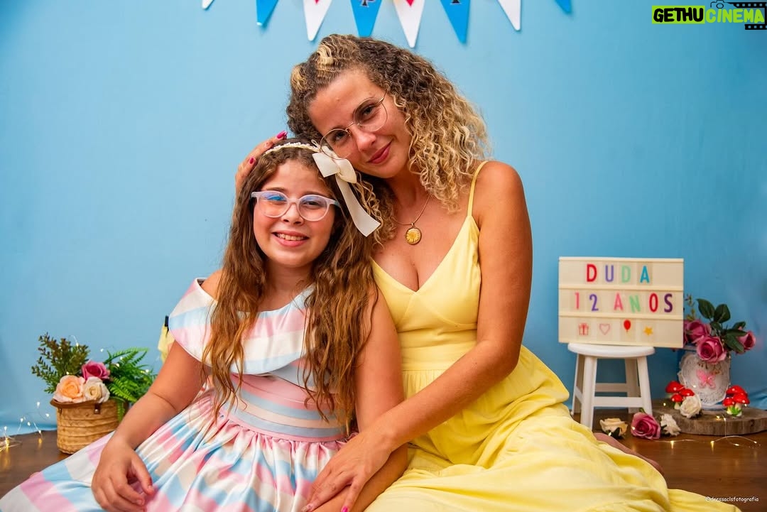 Debby Lagranha - 2.8K Likes - Eu disse que até o final do dia ia escrever seu textão, então se prepara pra ler D. Maria Eduarda… quer dizer, “Duda” OU “Maria”. 

É assim que ela gosta de ser chamada. 
Desde muito pequena sempre foi decidida e de personalidade forte. 
Sempre soube o queria, e o que não queria também! 

Muito antes dela nascer, eu já sonhava com elazinha…. e ela era exatamente assim. 

Sempre sonhei em ser mãe, e ser sua mãe é meu sonho realizado.
Alegre, levada, respondona… ocupa todos os cantos da casa, é barulhenta, engraçada, cheia de caras e bocas… a rainha das dancinhas! 
Super determinada, estudiosa, uiiii… como se cobra. E não é a toa que é dona das melhores notas da turma desde sempre, em todas as escolas que estudou. 
E eu não tenho orgulho pela nota, tenho orgulho pelo ser humaninho que está se formando. 
Responsabilidade é seu sobrenome, e por isso minha filha, mamãe tem  tanto orgulho de você!! 
Tão pequena e tão gigante.

Minha melhor amiga, maior companheira. Dona das risadas altas, das brincadeiras brutas, dos chiliques de sono e mãe de tantas bonecas… uma neném ainda. Minha neném! 

É dudinha, não é fácil crescer… mas é gostoso. 
E mais gostoso ainda é estar do seu lado, segurando suas mãos. 
O mundo é seu, e eu tô contigo! 

Parabéns furacão, muuuuita saúde pra conquistar todos os seus sonhos. 
Mamãe tá sempre aqui, pra te ouvir, pra te apoiar, pra conversar com você desse jeitinho que você sempre faz…. Obrigada por confiar em mim e buscar essa parceria todo dia
(mesmo me deixando doidinha as vezes, você é e sempre será a amor da minha vida! )

Parabéns 🎈 feliz 12 anos minha neném !

E muito obrigada minha amiga @dressaclsfotografia por sempre registrar e acompanhar o crescimento e desenvolvimento das minhas preciosidades. 
Amamos vc ❤️