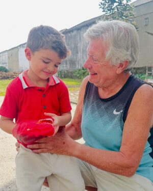 Debby Lagranha Instagram - Na Sexta-feira Santa, lembramos do amor que se entrega e do sacrifício que transforma.
Que esse dia sagrado inspire paz, reflexão, união e amor ao próximo.
… com a comidinha da mamãe e minha base perto de mim, não tinha como o dia não ser tão especial! ❤️✨