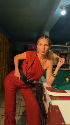Debby Lagranha Instagram - De vez em quando, ela ataca de modelo !! 😜📸
Foi uma honra trabalhar com vocês, @docs_gabriel @amandapereira @moniquefitaroni @grazicustodio @tnbfilmes @alicebrasiilmakeup