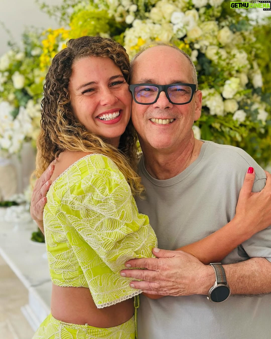 Debby Lagranha - 137.7K Likes - Uau 90 anos ! 🎂🍾

Um amor que ultrapassa gerações. 
Que honra poder estar ao seu lado nesse dia tão especial. 

Que Deus te proteja e te guarde. 
Te dê muita saúde para encher nossas vidas de sorrisos e alegria. 

Você, que sempre foi um pouco pai pra mim. 
Sua família, que sempre foi um pouco minha.
…quantas memórias, quantos momentos……
Mas hoje sem dúvida, é um dos mais especiais. 

Vivaaaa 🎉 parabéns !!!! 

Renato, te amo ! 
Obrigada por tudo … 
Feliz vida ✨ 

Look: @claptonoficial