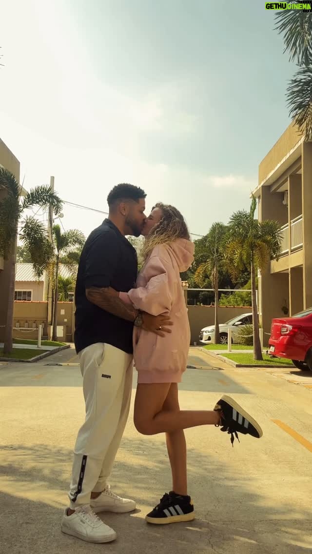 Debby Lagranha - 4.6K Likes - Domingão e noiiiiix por aí viveeeeendo (e amando)✌🏼❤️🌻