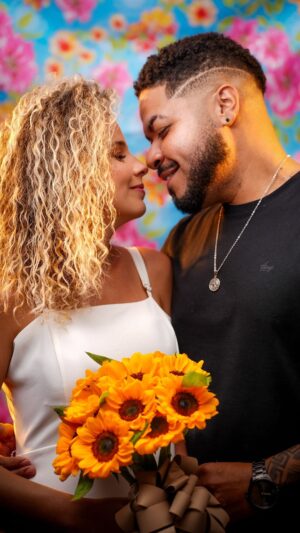 Debby Lagranha Instagram - Ontem, hoje ou amanhã é dia…
Nosso dia! ❤️🌻
Você, meu amor… que chegou inesperadamente e entrou na minha vida de forma avassaladora.
Que me trouxe o sorriso, me trouxe amor, me trouxe a vida.
Você, que segurou minhas mãos e faz questão de me cuidar de forma doce.
Que sabe dos meus medos e inseguranças, mas com todo carinho me dá força e incentiva seguir em frente.
Você, minha vidinha, que me mima e compra dois chocolates pra eu não ficar com medo de acabar, e que corta minha comida do jeitinho que eu gosto pra eu comer.
Você, que me trouxe leveza.
Que me trouxe ar, me trouxe sonhos!
Você, me mostrou que tudo é logo ali, que nenhuma distância importa e que qualquer dia é dia!
Que tem um um olhar meigo e sabe exatamente o que eu gostou e não gosto.
Você, a melhor companhia pra comprar produtos de cabelo, e perder minutos juntos no espelho cuidando dos nossos cachinhos!
Você, que escolheu faculdade de química e explica tudo da forma mais linda do mundo, com um jeitinho que dá vontade de morder!!
Você, que me emprestou seu fusquinha e abraçou os meus.
E juntos, são a coisa mais linda de ver a sintonia e a harmonia da nossa familinha!
Você, que me leva para lugares que fazem a magia acontecer.
Um cavalheiro, gentil, cheiroso e que me trata igual princesa. Parece até que saiu de um conto de fadas!
Dono de uma voz linda, o melhor companheiro pra me ver dormindo nos primeiros 15 minutos de filme, e acordar no meio da madrugada pra abraçar e ficar ainda mais pertinho.
Você, o rei dos drinks e dos passeios, mas também o melhor parceiro de edredom.
Você que fez uma música pra mim e faz meus olhos brilharem até arrumando sua casa.
Nosso 1º dia 12, foi exatamente assim como a gente é todo dia.
Entre surpresas, conversas profundas, comidas gostosas, risadas até chorar e muita química.
Eu sei em você que Deus me ama.
O melhor presente que Ele poderia mandar, foi você, pra me completar e me fazer tão feliz.
Você é meu sonho, o amor da minha vida.
Que privilégio pode viver isso ao seu lado e te ver de pertinho assim, todo dia.
Te amo Gu, feliz dia dos namorado 💌