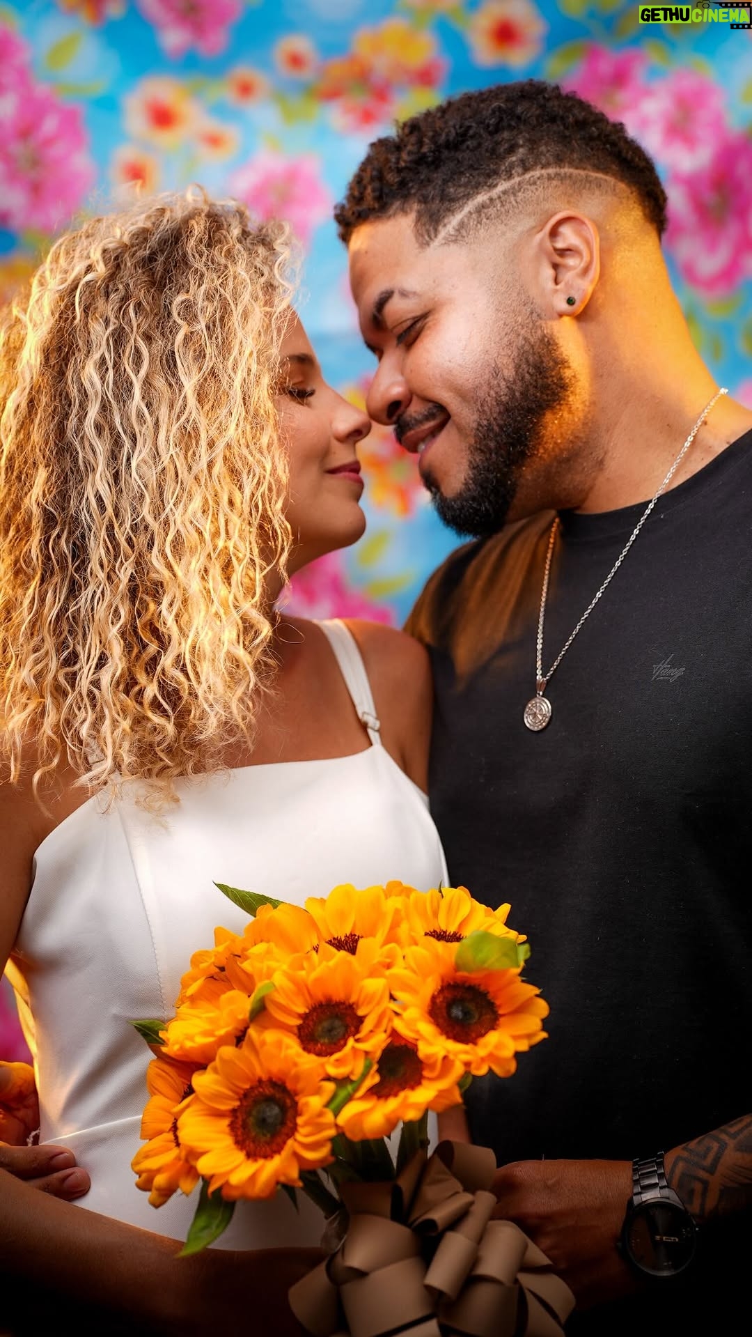 Debby Lagranha - 3.4K Likes - Ontem, hoje ou amanhã é dia… 
Nosso dia! ❤️🌻

Você, meu amor… que chegou inesperadamente e entrou na minha vida de forma avassaladora. 
Que me trouxe o sorriso, me trouxe amor, me trouxe a vida. 

Você, que segurou minhas mãos e faz questão de me cuidar de forma doce. 
Que sabe dos meus medos e inseguranças, mas com todo carinho me dá força e incentiva seguir em frente.

Você, minha vidinha, que me mima e compra dois chocolates pra eu não ficar com medo de acabar, e que corta minha comida do jeitinho que eu gosto pra eu comer.

Você, que me trouxe leveza.
Que me trouxe ar, me trouxe sonhos!

Você, me mostrou que tudo é logo ali, que nenhuma distância importa e que qualquer dia é dia!
Que tem um um olhar meigo e sabe exatamente o que eu gostou e não gosto. 

Você, a melhor companhia pra comprar produtos de cabelo, e perder minutos juntos no espelho cuidando dos nossos cachinhos!

Você, que escolheu faculdade de química e  explica tudo da forma mais linda do mundo, com um jeitinho que dá vontade de morder!!

Você, que me emprestou seu fusquinha e abraçou os meus. 
E juntos, são a coisa mais linda de ver a sintonia e a harmonia da nossa familinha!

Você, que me leva para lugares que fazem a magia acontecer. 
Um cavalheiro, gentil, cheiroso e que me trata igual princesa. Parece até que saiu de um conto de fadas! 

Dono de uma voz linda, o melhor companheiro pra me ver dormindo nos primeiros 15 minutos de filme, e acordar no meio da madrugada pra abraçar e ficar ainda mais pertinho.

Você, o rei dos drinks e dos passeios, mas também o melhor parceiro de edredom. 
Você que fez uma música pra mim e faz meus olhos brilharem até arrumando sua casa. 

Nosso 1º dia 12, foi exatamente assim como a gente é todo dia. 
Entre surpresas, conversas profundas, comidas gostosas, risadas até chorar e muita química. 
Eu sei em você que Deus me ama.

O melhor presente que Ele poderia mandar, foi você, pra me completar e me fazer tão feliz.

Você é meu sonho, o amor da minha vida. 
Que privilégio pode viver isso ao seu lado e te ver de pertinho assim, todo dia.

Te amo Gu, feliz dia dos namorado 💌