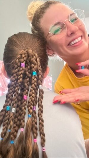 Debby Lagranha Instagram - A mãe de menina ataca novamente com os penteados de princesa de sua pré adolescente que passa sombra colorida pra ir pra escola … 🌈🦄
…tempo vai devagar !🌪️❤️
Ahhh e vc se liga aí que tem truque no vídeo 👀
Aprovado ? 👍🏼👎🏼