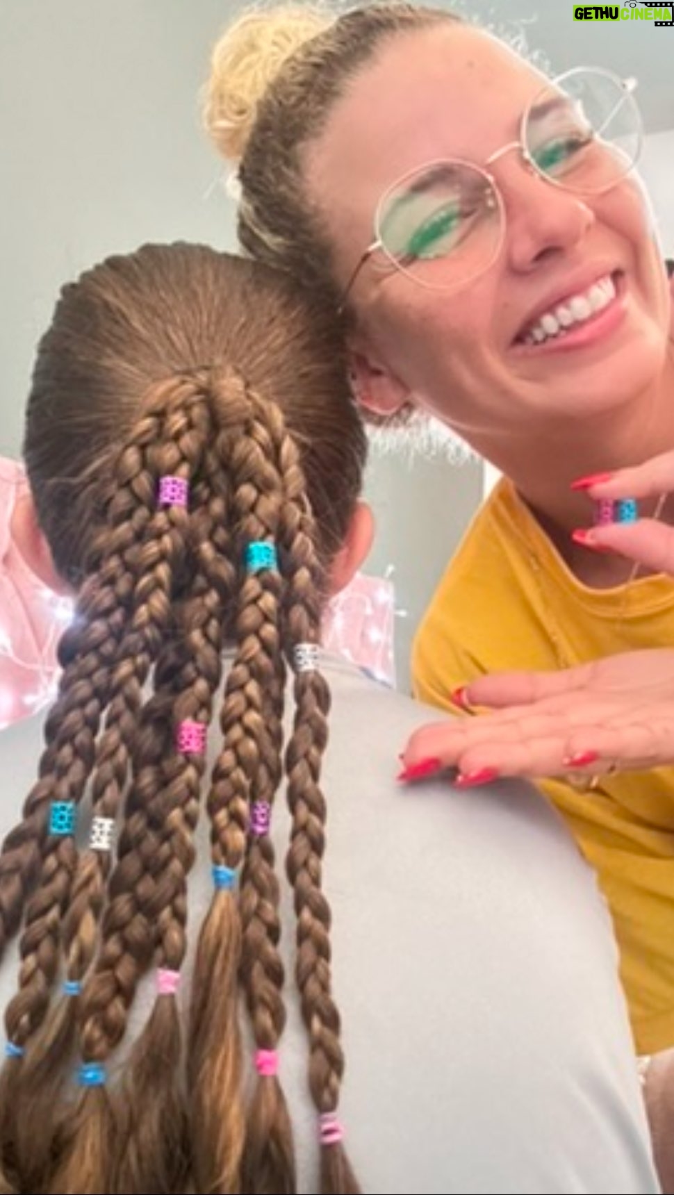 Debby Lagranha - 4.9K Likes - A mãe de menina ataca novamente com os penteados de princesa de sua pré adolescente que passa sombra colorida pra ir pra escola … 🌈🦄 
…tempo vai devagar !🌪️❤️

Ahhh e vc se liga aí que tem truque no vídeo 👀 
Aprovado ? 👍🏼👎🏼