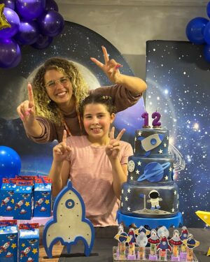 Debby Lagranha Instagram - Pra gente, diversão é coisa séria.
E nos 12 anos da furacão, não poderia ser diferente!
Uma tarde inesquecível, cheia de risadas, amigos, jogos e muito amor. 💜
A festa rolou na @gogames.jacarepagua , que foi simplesmente o lugar perfeito.
Estrutura completa pra tornar qualquer aniversário inesquecível com salão climatizado, brinquedos incríveis e cozinha equipada, inclusive com sistema de exaustão para o buffet levar a fritadeira pra fritar os salgadinhos na hora, do jeitinho que a criançada ama! 😋
As festas têm 3h30 de duração, e o melhor: os cartões de brincadeira ficam liberados durante todo o período!
A Go Games fica dentro do Center Shopping, oferecendo segurança, conforto e praticidade pra você curtir cada momento sem preocupação.
E o melhor: eles abrem todos os dias!
E junto, a família @mg.eventosvg cuidou de cada detalhe, deixando tudo ainda mais especial.
A equipe da MG já está conosco há alguns anos, e já comemoramos muitas coisas juntos, mas sempre eles me supreendem com seu capricho e excelência.
Booom, se você tá procurando um espaço seguro, completo e animado pra comemorar do jeitinho que seu filho merece, a Go Games é o lugar certo!
E olha só: meus seguidores têm 15% de desconto até o dia 30/06 .
Aproveita essa e garanta uma festa que vai ficar na memória de todo mundo (isso eu te garanto , pq na festa da Duda não sei quem aproveitou mais, as crianças ou os adultos kkkkkkk)