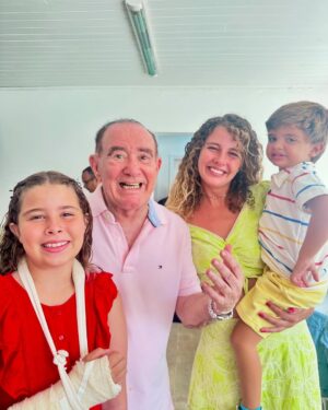 Debby Lagranha Instagram - Uau 90 anos ! 🎂🍾
Um amor que ultrapassa gerações.
Que honra poder estar ao seu lado nesse dia tão especial.
Que Deus te proteja e te guarde.
Te dê muita saúde para encher nossas vidas de sorrisos e alegria.
Você, que sempre foi um pouco pai pra mim.
Sua família, que sempre foi um pouco minha.
…quantas memórias, quantos momentos……
Mas hoje sem dúvida, é um dos mais especiais.
Vivaaaa 🎉 parabéns !!!!
Renato, te amo !
Obrigada por tudo …
Feliz vida ✨
Look: @claptonoficial