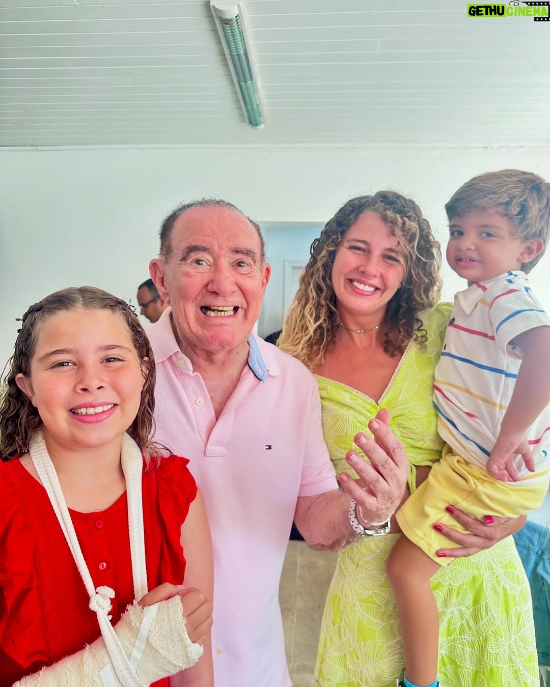 Debby Lagranha - 137.7K Likes - Uau 90 anos ! 🎂🍾

Um amor que ultrapassa gerações. 
Que honra poder estar ao seu lado nesse dia tão especial. 

Que Deus te proteja e te guarde. 
Te dê muita saúde para encher nossas vidas de sorrisos e alegria. 

Você, que sempre foi um pouco pai pra mim. 
Sua família, que sempre foi um pouco minha.
…quantas memórias, quantos momentos……
Mas hoje sem dúvida, é um dos mais especiais. 

Vivaaaa 🎉 parabéns !!!! 

Renato, te amo ! 
Obrigada por tudo … 
Feliz vida ✨ 

Look: @claptonoficial