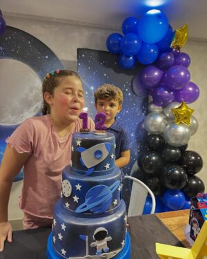 Debby Lagranha Instagram - Pra gente, diversão é coisa séria.
E nos 12 anos da furacão, não poderia ser diferente!
Uma tarde inesquecível, cheia de risadas, amigos, jogos e muito amor. 💜
A festa rolou na @gogames.jacarepagua , que foi simplesmente o lugar perfeito.
Estrutura completa pra tornar qualquer aniversário inesquecível com salão climatizado, brinquedos incríveis e cozinha equipada, inclusive com sistema de exaustão para o buffet levar a fritadeira pra fritar os salgadinhos na hora, do jeitinho que a criançada ama! 😋
As festas têm 3h30 de duração, e o melhor: os cartões de brincadeira ficam liberados durante todo o período!
A Go Games fica dentro do Center Shopping, oferecendo segurança, conforto e praticidade pra você curtir cada momento sem preocupação.
E o melhor: eles abrem todos os dias!
E junto, a família @mg.eventosvg cuidou de cada detalhe, deixando tudo ainda mais especial.
A equipe da MG já está conosco há alguns anos, e já comemoramos muitas coisas juntos, mas sempre eles me supreendem com seu capricho e excelência.
Booom, se você tá procurando um espaço seguro, completo e animado pra comemorar do jeitinho que seu filho merece, a Go Games é o lugar certo!
E olha só: meus seguidores têm 15% de desconto até o dia 30/06 .
Aproveita essa e garanta uma festa que vai ficar na memória de todo mundo (isso eu te garanto , pq na festa da Duda não sei quem aproveitou mais, as crianças ou os adultos kkkkkkk)
