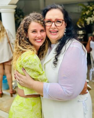 Debby Lagranha Instagram - Uau 90 anos ! 🎂🍾
Um amor que ultrapassa gerações.
Que honra poder estar ao seu lado nesse dia tão especial.
Que Deus te proteja e te guarde.
Te dê muita saúde para encher nossas vidas de sorrisos e alegria.
Você, que sempre foi um pouco pai pra mim.
Sua família, que sempre foi um pouco minha.
…quantas memórias, quantos momentos……
Mas hoje sem dúvida, é um dos mais especiais.
Vivaaaa 🎉 parabéns !!!!
Renato, te amo !
Obrigada por tudo …
Feliz vida ✨
Look: @claptonoficial