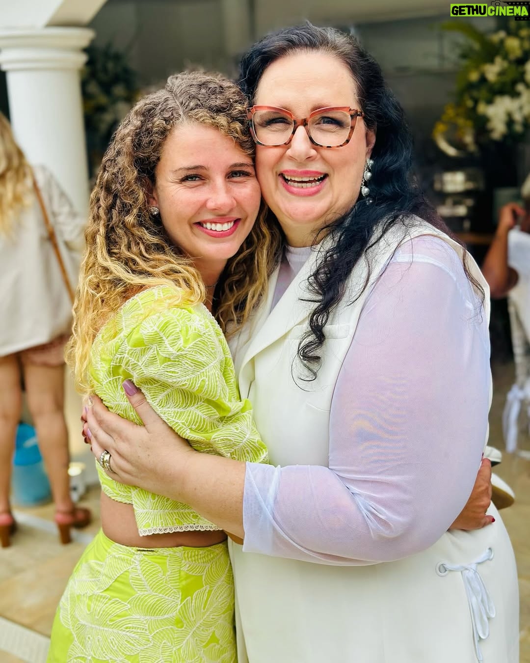 Debby Lagranha - 137.7K Likes - Uau 90 anos ! 🎂🍾

Um amor que ultrapassa gerações. 
Que honra poder estar ao seu lado nesse dia tão especial. 

Que Deus te proteja e te guarde. 
Te dê muita saúde para encher nossas vidas de sorrisos e alegria. 

Você, que sempre foi um pouco pai pra mim. 
Sua família, que sempre foi um pouco minha.
…quantas memórias, quantos momentos……
Mas hoje sem dúvida, é um dos mais especiais. 

Vivaaaa 🎉 parabéns !!!! 

Renato, te amo ! 
Obrigada por tudo … 
Feliz vida ✨ 

Look: @claptonoficial