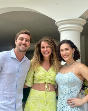Debby Lagranha Instagram - Uau 90 anos ! 🎂🍾
Um amor que ultrapassa gerações.
Que honra poder estar ao seu lado nesse dia tão especial.
Que Deus te proteja e te guarde.
Te dê muita saúde para encher nossas vidas de sorrisos e alegria.
Você, que sempre foi um pouco pai pra mim.
Sua família, que sempre foi um pouco minha.
…quantas memórias, quantos momentos……
Mas hoje sem dúvida, é um dos mais especiais.
Vivaaaa 🎉 parabéns !!!!
Renato, te amo !
Obrigada por tudo …
Feliz vida ✨
Look: @claptonoficial