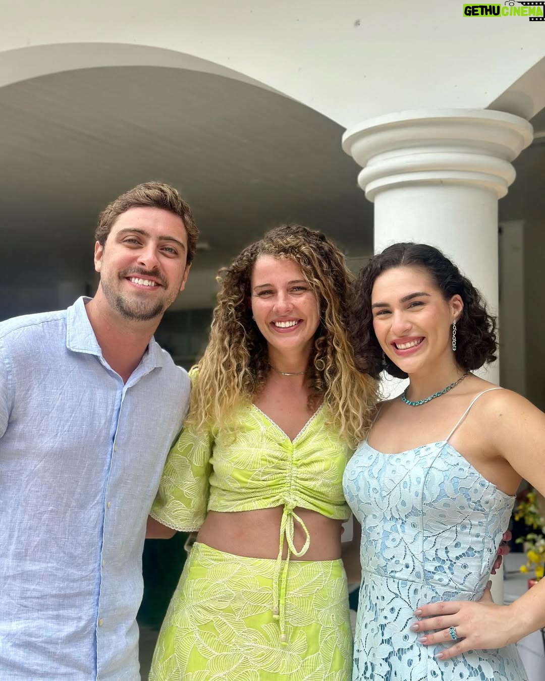 Debby Lagranha - 137.7K Likes - Uau 90 anos ! 🎂🍾

Um amor que ultrapassa gerações. 
Que honra poder estar ao seu lado nesse dia tão especial. 

Que Deus te proteja e te guarde. 
Te dê muita saúde para encher nossas vidas de sorrisos e alegria. 

Você, que sempre foi um pouco pai pra mim. 
Sua família, que sempre foi um pouco minha.
…quantas memórias, quantos momentos……
Mas hoje sem dúvida, é um dos mais especiais. 

Vivaaaa 🎉 parabéns !!!! 

Renato, te amo ! 
Obrigada por tudo … 
Feliz vida ✨ 

Look: @claptonoficial