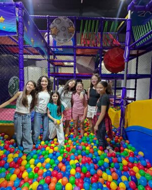 Debby Lagranha Instagram - Pra gente, diversão é coisa séria.
E nos 12 anos da furacão, não poderia ser diferente!
Uma tarde inesquecível, cheia de risadas, amigos, jogos e muito amor. 💜
A festa rolou na @gogames.jacarepagua , que foi simplesmente o lugar perfeito.
Estrutura completa pra tornar qualquer aniversário inesquecível com salão climatizado, brinquedos incríveis e cozinha equipada, inclusive com sistema de exaustão para o buffet levar a fritadeira pra fritar os salgadinhos na hora, do jeitinho que a criançada ama! 😋
As festas têm 3h30 de duração, e o melhor: os cartões de brincadeira ficam liberados durante todo o período!
A Go Games fica dentro do Center Shopping, oferecendo segurança, conforto e praticidade pra você curtir cada momento sem preocupação.
E o melhor: eles abrem todos os dias!
E junto, a família @mg.eventosvg cuidou de cada detalhe, deixando tudo ainda mais especial.
A equipe da MG já está conosco há alguns anos, e já comemoramos muitas coisas juntos, mas sempre eles me supreendem com seu capricho e excelência.
Booom, se você tá procurando um espaço seguro, completo e animado pra comemorar do jeitinho que seu filho merece, a Go Games é o lugar certo!
E olha só: meus seguidores têm 15% de desconto até o dia 30/06 .
Aproveita essa e garanta uma festa que vai ficar na memória de todo mundo (isso eu te garanto , pq na festa da Duda não sei quem aproveitou mais, as crianças ou os adultos kkkkkkk)