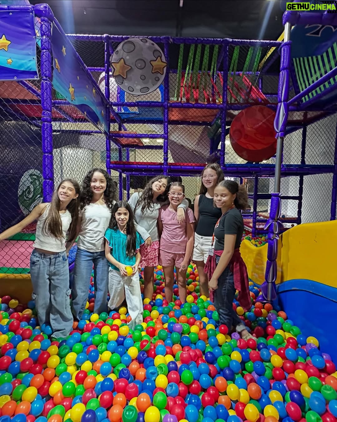 Debby Lagranha - 6.1K Likes - Pra gente, diversão é coisa séria. 
E nos 12 anos da furacão, não poderia ser diferente!

Uma tarde inesquecível, cheia de risadas, amigos, jogos e muito amor. 💜

A festa rolou na @gogames.jacarepagua , que foi simplesmente o lugar perfeito.

Estrutura completa pra tornar qualquer aniversário inesquecível com salão climatizado, brinquedos incríveis e cozinha equipada, inclusive  com sistema de exaustão para o buffet levar a fritadeira pra fritar os salgadinhos na hora, do jeitinho que a criançada ama! 😋

As festas têm 3h30 de duração, e o melhor: os cartões de brincadeira ficam liberados durante todo o período! 

A Go Games fica dentro do Center Shopping, oferecendo segurança, conforto e praticidade pra você curtir cada momento sem preocupação. 
E o melhor: eles abrem todos os dias!

E junto, a família @mg.eventosvg cuidou de cada detalhe, deixando tudo ainda mais especial. 
A equipe da MG já está conosco há alguns anos, e já comemoramos muitas coisas juntos, mas sempre eles me supreendem com seu capricho e excelência. 

Booom, se  você tá procurando um espaço seguro, completo e animado pra comemorar do jeitinho que seu filho merece, a Go Games é o lugar certo!

E olha só: meus seguidores têm 15% de desconto até o dia 30/06 . 
Aproveita essa e garanta uma festa que vai ficar na memória de todo mundo (isso eu te garanto , pq na festa da Duda não sei quem  aproveitou mais, as crianças ou os adultos kkkkkkk)