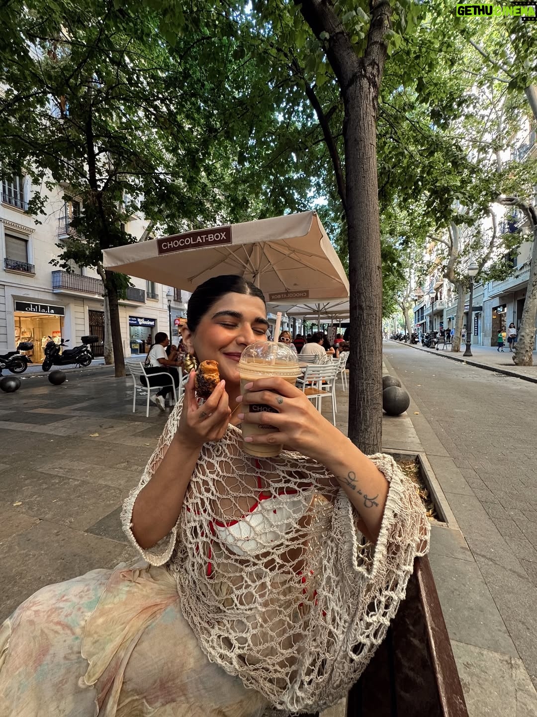 Deeksha Khurana - 17.3K Likes - My last two days in Barcelona 🤌🏻
second time here and this city truly never disappoints. Spent my time shopping, strolling around, and eating the yummiest food. Heading back home now… Spain, you were so, so good!♥️♥️
#spain#barcelona