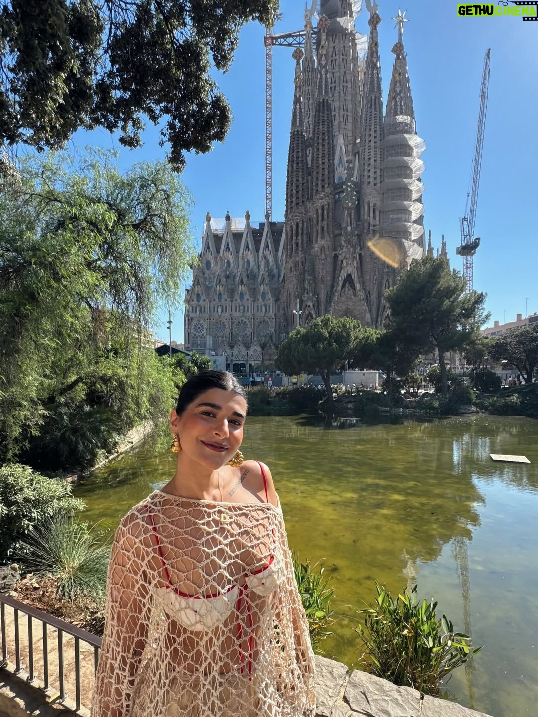 Deeksha Khurana - 17.3K Likes - My last two days in Barcelona 🤌🏻
second time here and this city truly never disappoints. Spent my time shopping, strolling around, and eating the yummiest food. Heading back home now… Spain, you were so, so good!♥️♥️
#spain#barcelona