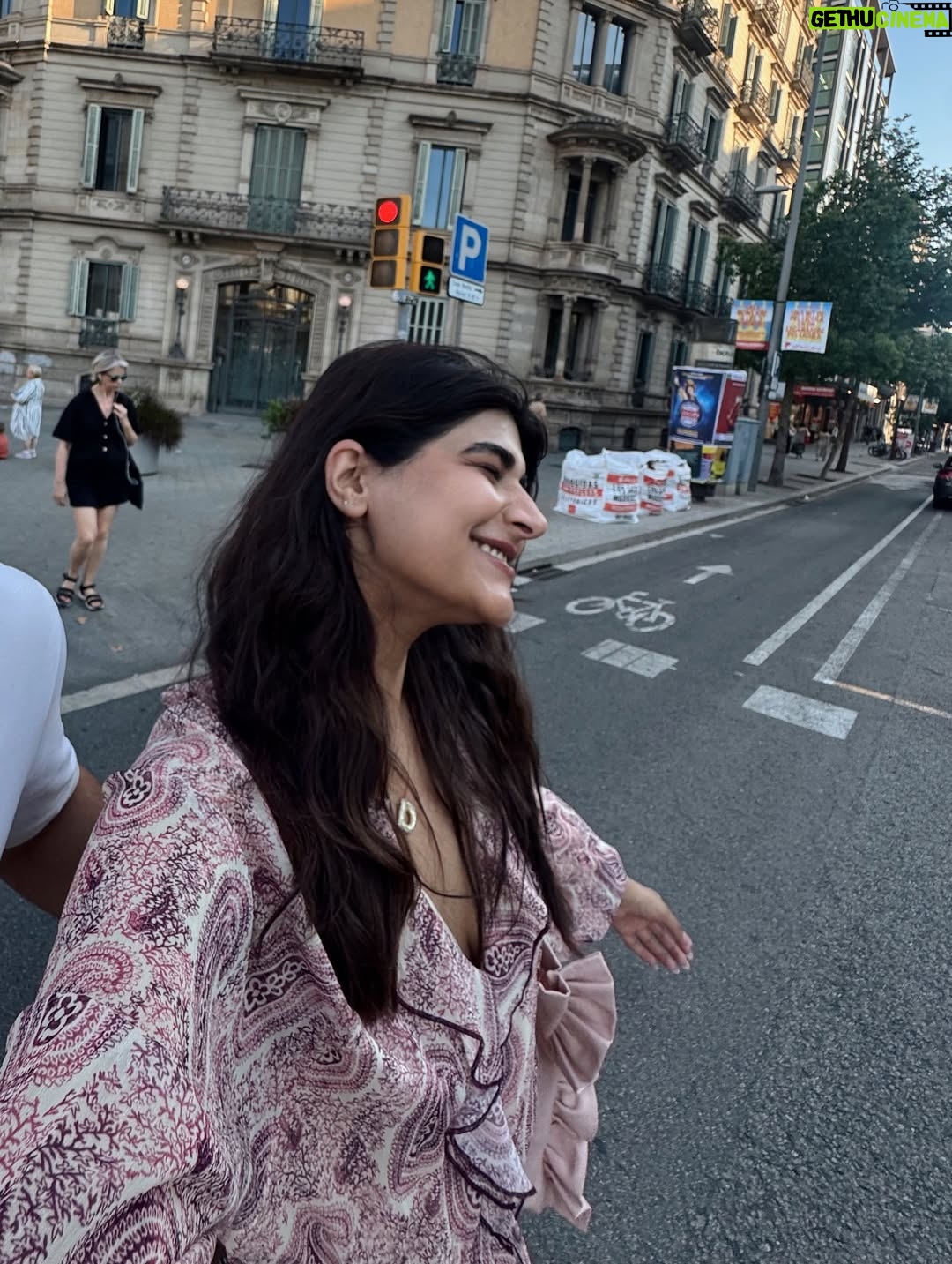 Deeksha Khurana - 17.3K Likes - My last two days in Barcelona 🤌🏻
second time here and this city truly never disappoints. Spent my time shopping, strolling around, and eating the yummiest food. Heading back home now… Spain, you were so, so good!♥️♥️
#spain#barcelona
