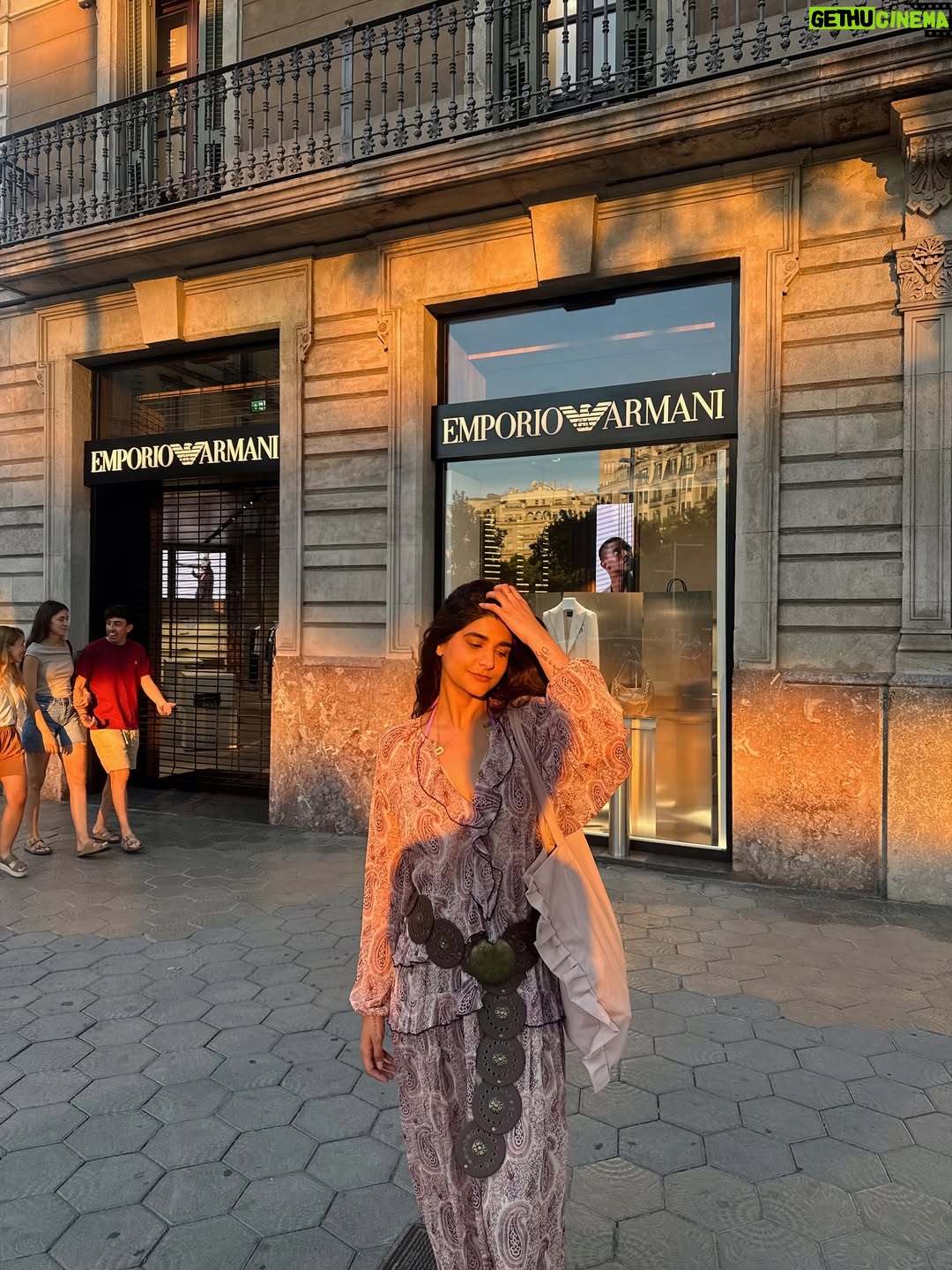 Deeksha Khurana - 17.3K Likes - My last two days in Barcelona 🤌🏻
second time here and this city truly never disappoints. Spent my time shopping, strolling around, and eating the yummiest food. Heading back home now… Spain, you were so, so good!♥️♥️
#spain#barcelona