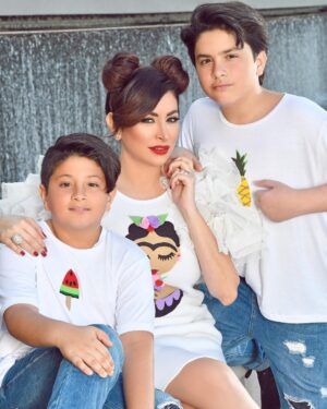 Deema Bayyaa Instagram - ❤️🙏🏻 ماشاء الله 😍
ورد وفهد رجالي وعزوتي و دنيتي 
الله يحميكن
My Men 👬 My 🌍
@zobiansaadofficial 
#deemabayyaa #mother #love #life 
#ديما_بياعة #حب #اولاد #سعادة