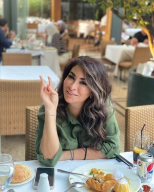 Deema Bayyaa Instagram - The only reflection love gives us is a smile. 😁 The rest belongs to mystery and creativity. If you have a creative dreaming soul, then you are born knowing your purpose and following your heart. 🌼 We all need to smile 😁
#deemabayyaa #smile #peace #love #jordan
#ديما_بياعة #حب #ابتسامة #سلام #الأردن #عمان