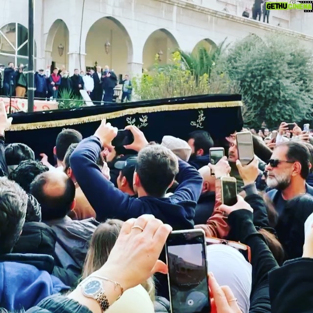 Deema Bayyaa - 24.4K Likes - هكذا استقبلت دمشق المخرج المبدع حاتم علي 
حاتم لم يمت ولن يمت 😢 سيبقى في وجداننا و روحنا حتى في غيابه فهو الحاضر 
والله يصبر قلب حبيبتك و رفيقة دربك و زوجتك دلع الرحبي 
والله يصبرنا  جميعآ
تعازينا لكل الوطن العربي في فقدانك 
انت خسارة كبيرة 
وجعتنا كتير 
الله معك 

#دمشق #حاتم_علي_في_ذمة_الله