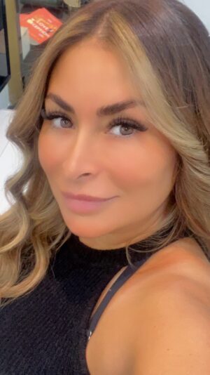 Deema Bayyaa Instagram - Love is in the hair 🎀

#deemabayyaa #hair #ديما_بياعة