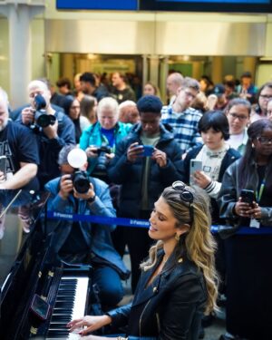 Delta Goodrem Instagram - Yesterday was so much fun! Popped in to St Pancras in London for a quick sing and play on of their iconic pianos. where there is one🎹 you will find me! xx @stpancrasinternational