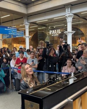 Delta Goodrem Instagram - Yesterday was so much fun! Popped in to St Pancras in London for a quick sing and play on of their iconic pianos. where there is one🎹 you will find me! xx @stpancrasinternational