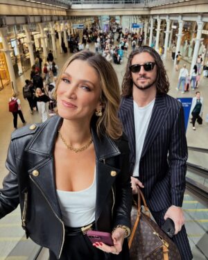Delta Goodrem Instagram - Yesterday was so much fun! Popped in to St Pancras in London for a quick sing and play on of their iconic pianos. where there is one🎹 you will find me! xx @stpancrasinternational