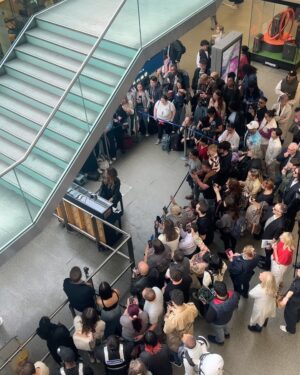 Delta Goodrem Instagram - Yesterday was so much fun! Popped in to St Pancras in London for a quick sing and play on of their iconic pianos. where there is one🎹 you will find me! xx @stpancrasinternational
