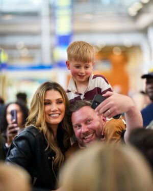 Delta Goodrem Instagram - Yesterday was so much fun! Popped in to St Pancras in London for a quick sing and play on of their iconic pianos. where there is one🎹 you will find me! xx @stpancrasinternational