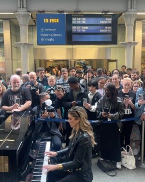 Delta Goodrem Instagram - Yesterday was so much fun! Popped in to St Pancras in London for a quick sing and play on of their iconic pianos. where there is one🎹 you will find me! xx @stpancrasinternational