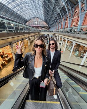 Delta Goodrem Instagram - Yesterday was so much fun! Popped in to St Pancras in London for a quick sing and play on of their iconic pianos. where there is one🎹 you will find me! xx @stpancrasinternational