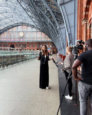 Delta Goodrem Instagram - Yesterday was so much fun! Popped in to St Pancras in London for a quick sing and play on of their iconic pianos. where there is one🎹 you will find me! xx @stpancrasinternational