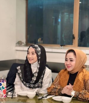 Desy Ratnasari Instagram - we’re women….✊🏻💐💙