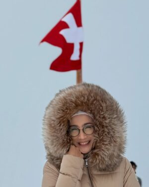 Desy Ratnasari Instagram - selalu merasa muda dan segar kalau foto saat winter 😁🤣😎😜 betul apa benar???😁🤣🤣🤣