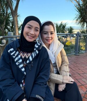 Desy Ratnasari Instagram - we’re women….✊🏻💐💙