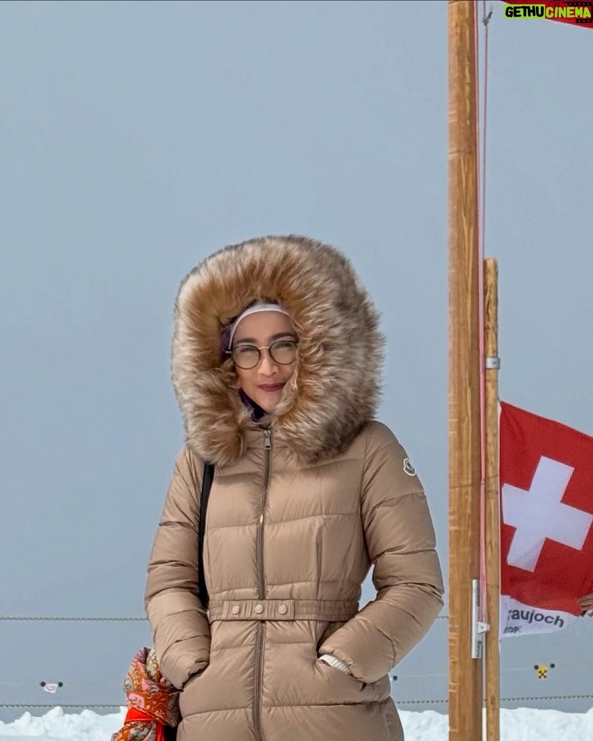 Desy Ratnasari - 8.6K Likes - selalu merasa muda dan segar kalau foto saat winter 😁🤣😎😜 betul apa benar???😁🤣🤣🤣