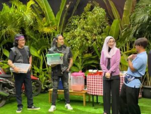 Desy Ratnasari Instagram - Segerrrr benerrr pagi-pagi udah hejo-hejo gini, udah liat teh @desyratnasariterdepan jualan takjil 🥰💚 
#SahurLebihSegerrrr09 

#SahurLebihSegerrrrTRANS7
SETIAP HARI jam 02.25 WIB
