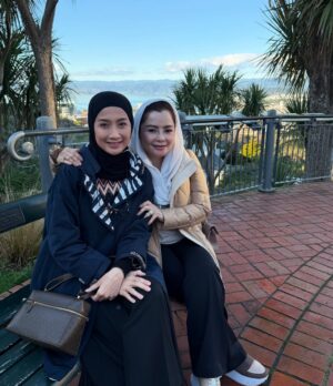 Desy Ratnasari Instagram - we’re women….✊🏻💐💙