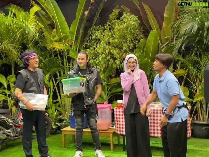 Desy Ratnasari - 6.7K Likes - Segerrrr benerrr pagi-pagi udah hejo-hejo gini, udah liat teh @desyratnasariterdepan jualan takjil 🥰💚 
#SahurLebihSegerrrr09 

#SahurLebihSegerrrrTRANS7
SETIAP HARI jam 02.25 WIB