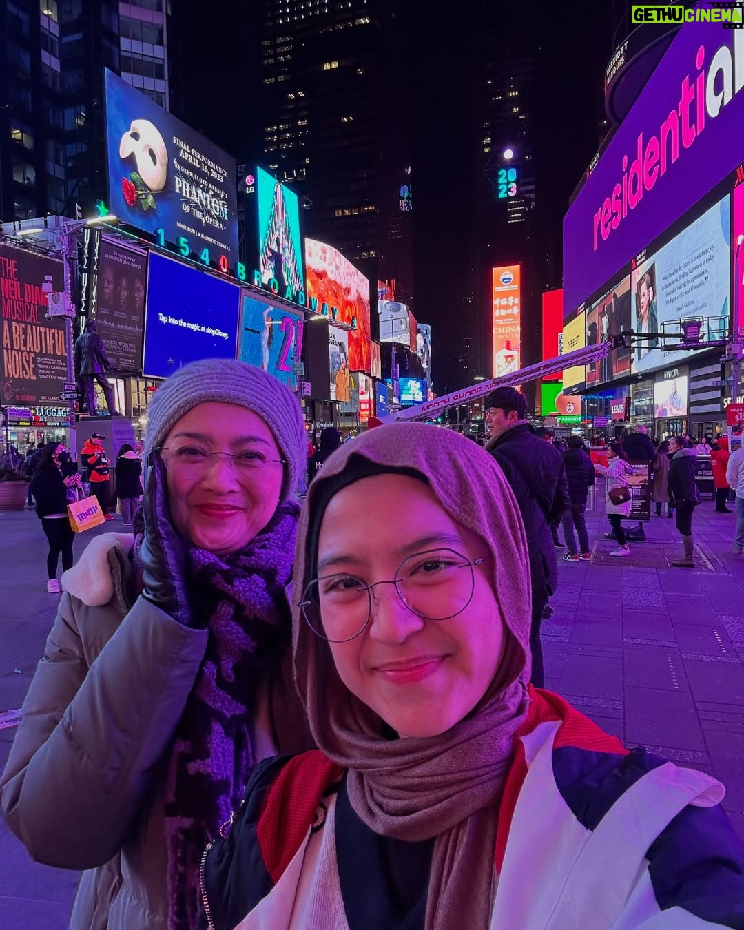 Desy Ratnasari - 19.1K Likes - sering dibilang adik kakak….🤭🤣🙄😎 yakiiiin?????😅