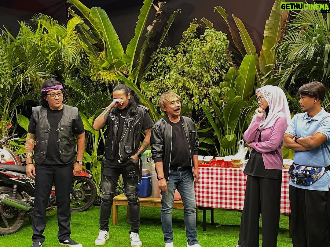 Desy Ratnasari - 6.7K Likes - Segerrrr benerrr pagi-pagi udah hejo-hejo gini, udah liat teh @desyratnasariterdepan jualan takjil 🥰💚 
#SahurLebihSegerrrr09 

#SahurLebihSegerrrrTRANS7
SETIAP HARI jam 02.25 WIB