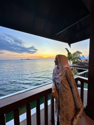 Desy Ratnasari Instagram - usia boleh menuju senja….namun harus tetap indah seperti mentari senja….
caelah…..🤭🤣🤣