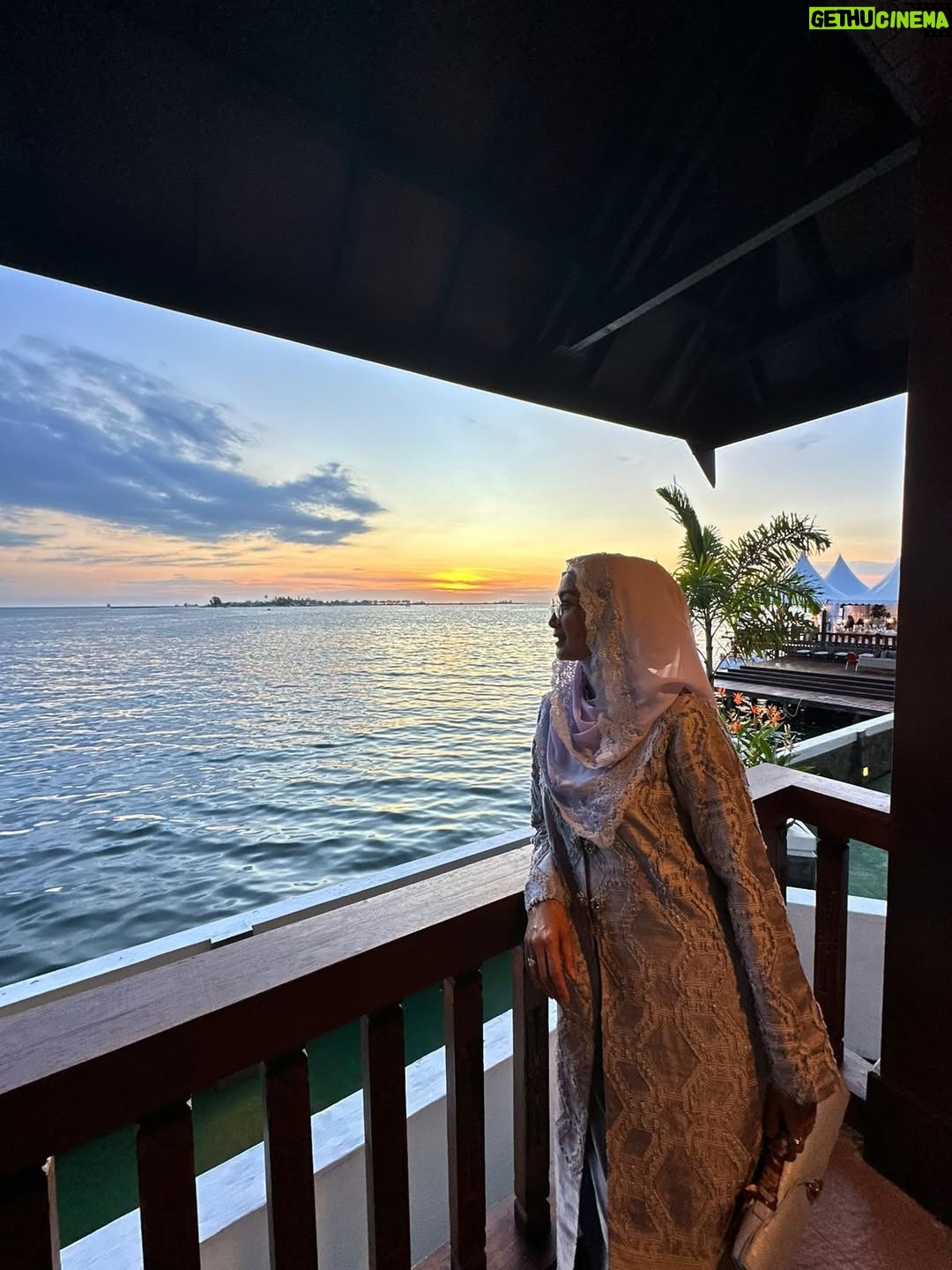 Desy Ratnasari - 9.9K Likes - usia boleh menuju senja….namun harus tetap indah seperti mentari senja….
caelah…..🤭🤣🤣