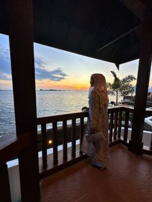 Desy Ratnasari Instagram - usia boleh menuju senja….namun harus tetap indah seperti mentari senja….
caelah…..🤭🤣🤣