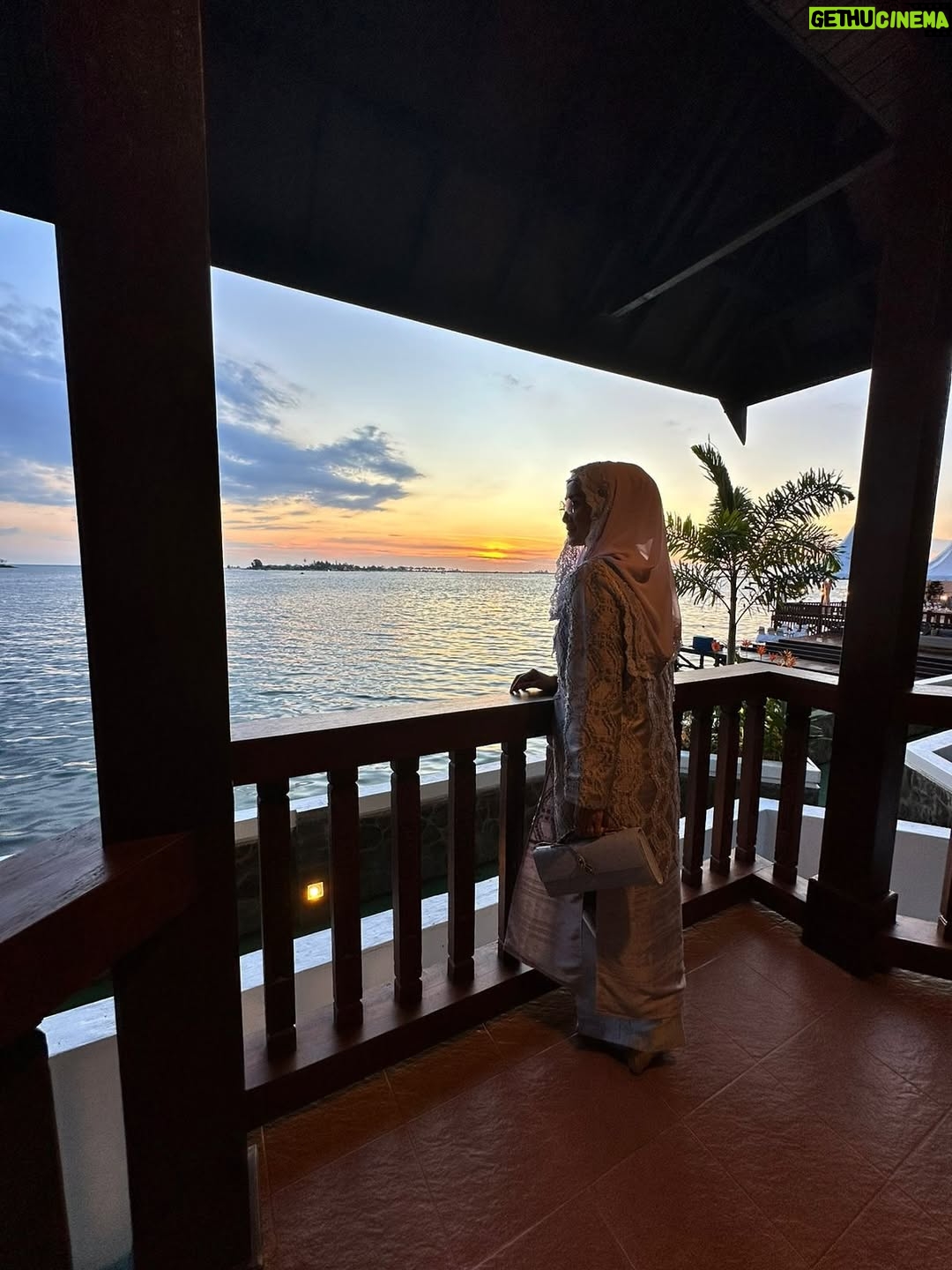 Desy Ratnasari - 9.9K Likes - usia boleh menuju senja….namun harus tetap indah seperti mentari senja….
caelah…..🤭🤣🤣